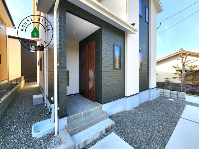 糟屋郡宇美町障子岳2丁目第2-3棟（2号棟）の玄関|おでかけの時も帰った時も、「我が家」を最初に感じでもらえる素敵な空間に。