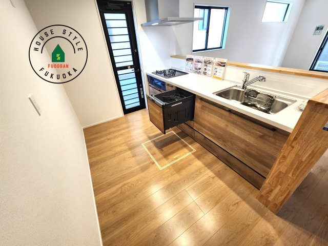 糟屋郡宇美町障子岳2丁目第2-3棟（2号棟）のキッチン|ダイニングテーブルへの配膳がラクラク、お料理はかどるカウンター付きシステムキッチン！