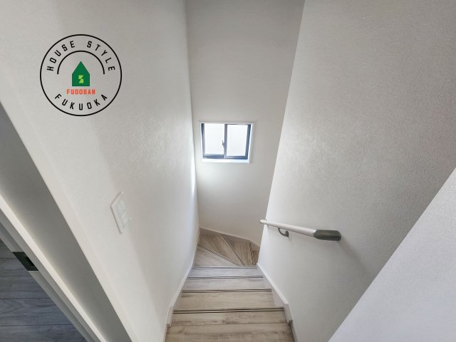 福岡市東区雁の巣2丁目第6-2棟（1号棟）　の内装|＜手すり付階段＞手すりがないと階段の昇り降りで危険なことはもちろん、壁に手をつきながら歩くことで壁紙が汚れやすくなります。すべての方に快適に昇り降りしていただくため、手すりを設置しました。