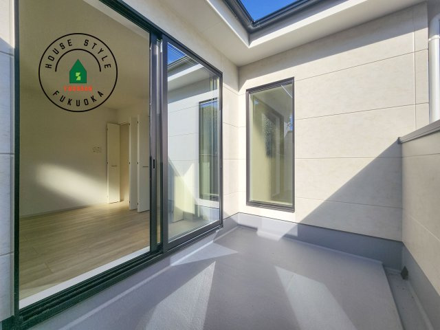 福岡市東区雁の巣2丁目第6-2棟（1号棟）　のバルコニー|風をしっかりと感じられるバルコニーでは、毎日が洗濯日和です。広々としているので洗濯も楽しくなるでしょうし、気分転換にバルコニーからの眺めを楽しむのもいいでしょう。