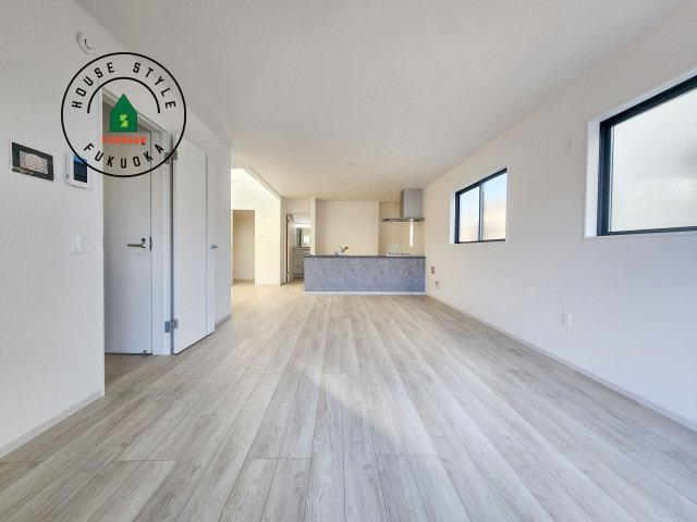 福岡市東区雁の巣2丁目第6-2棟（1号棟）　の居間・リビング|キッチンからリビングをしっかり確認できます。家族の笑顔があふれる空間になりそうですね。