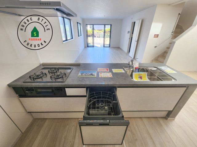 福岡市東区雁の巣2丁目第6-2棟（1号棟）　のキッチン|ご家族を近くに感じられる対面キッチンのLDK。会話もはずみそうですね。