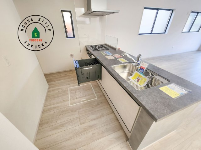 福岡市東区雁の巣2丁目第6-2棟（1号棟）　のキッチン|ダイニングテーブルへの配膳がラクラク、お料理はかどるカウンター付きシステムキッチン！