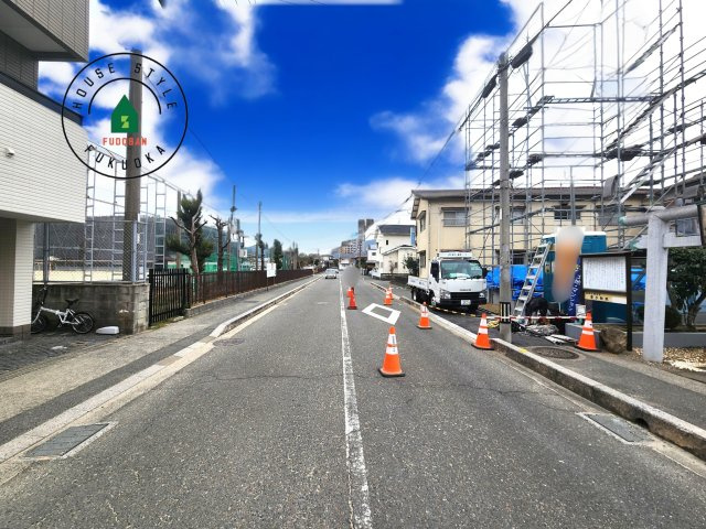大野城市白木原4丁目台2-1棟（1号棟）の外観：施工例|前面道路は閑静な住宅地をはしる車通りの少ない道路。お車の出し入れが苦手なママや小さなお子様にも安心ですね。しっかり舗装もされているので、ベビーカーや自転車で通っても快適に通行できます。
