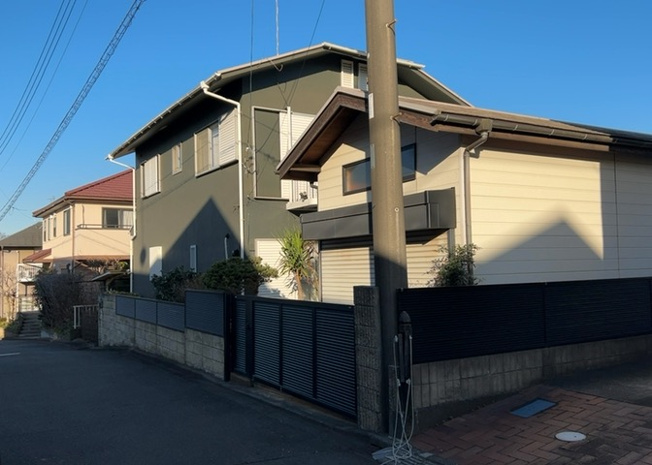 【前面道路含む現地写真】 | 住宅用の土地では前面道路に2m以上接していなければならないと法律で定められています。しかし、お持ちの車のサイズやライフスタイルなどにより、2mでは利便が悪い場合もございますので、事前に確認しましょう。