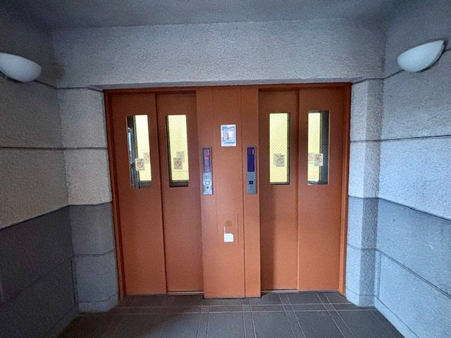 フラージュ八千代のその他共用部分|防犯機能が付いたエレベーターは、南東向き住戸2基と南西向き住戸1基あります。2025年12月撮影