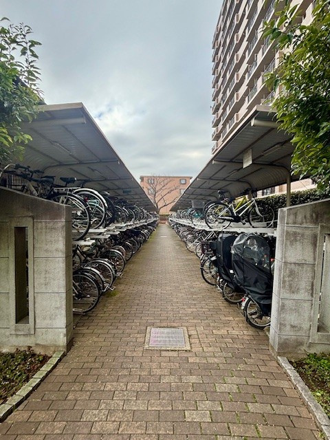 フラージュ八千代の駐輪場|屋根付きの駐輪場は、エントランス手前にあるため、近くてとても便利です。2025年12月撮影