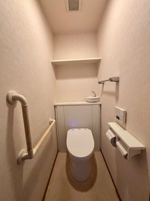 フラージュ八千代のトイレ|多彩な快適機能を備えたシャワートイレを標準装備しました。2025年12月撮影