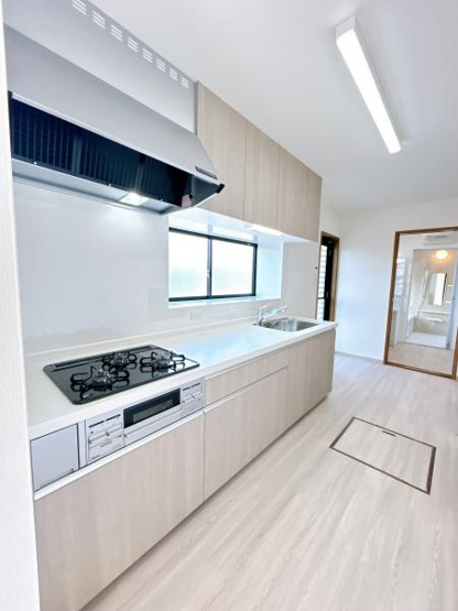 【キッチン】 | 仲介手数料無料！東岐波小学校に通えるリフォーム済み中古住宅　宇部市東岐波 | 使い勝手の良いシステムキッチンで楽しくクッキング♪