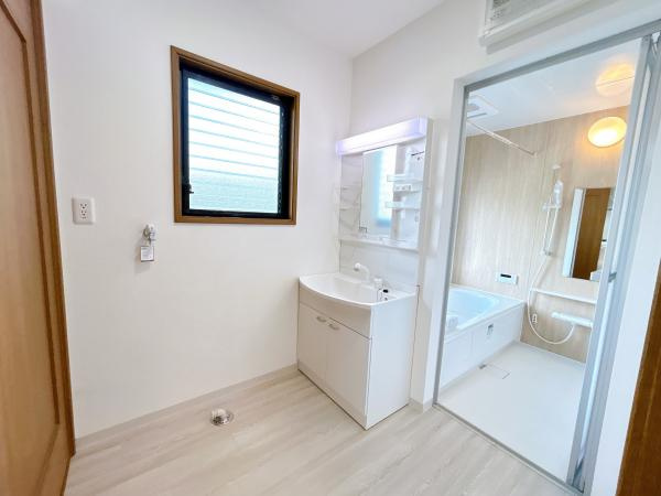 【洗面所】 | 仲介手数料無料！東岐波小学校に通えるリフォーム済み中古住宅　宇部市東岐波 | 忙しい朝には欠かせない洗面所です
