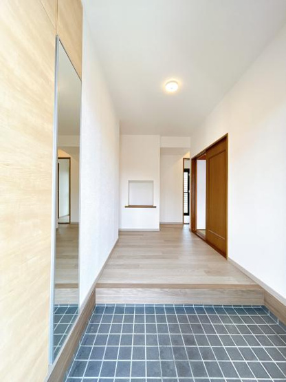 【玄関】 | 仲介手数料無料！東岐波小学校に通えるリフォーム済み中古住宅　宇部市東岐波 | ゆったりとした玄関です