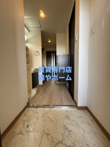 アドバンス難波ウインズの玄関|収納もある玄関です