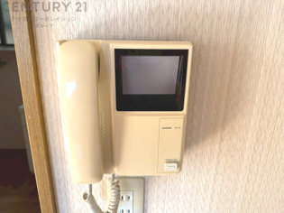 訪問者が来たときにテレビ画面で確認できるため、安心してドアを開けられます。録画機能があるものもあり、留守中に来訪者を記録しておくことができます。利便性が高く、セキュリティ面でも安心です。