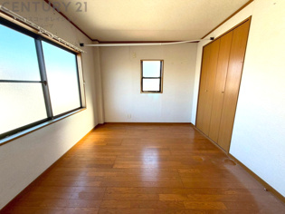 明るい色合いのフローリングとクロスを使用した洋室は家具やインテリアとも調和しやすく空間が広く感じられ開放感を生み出します。自然光を効果的に反射し、室内を明るく保つため、日中の照明使用を抑えられます。