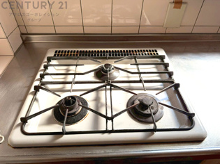 多数の調理器具を同時に使用でき、料理の効率化が可能。省エネで節約になり、様々な料理スタイルに適応できます。また、火力調整が独立しており、手入れや掃除もしやすく、今よりもっとお料理が楽しくなるかも。