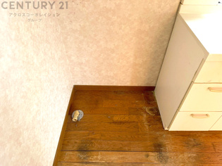 洗濯物の仕分け作業がしやすく、整理整頓が容易になります。洗濯音や湿気を他の部屋に持ち込まず、生活環境を快適に保ちます。上部を活用すれば収納スペースを確保でき洗剤や洗濯用品の整理もしやすくなります。