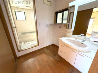 衣服の収納や脱ぎ着や整理整頓がしやすく、湿った衣類を乾燥させるスペースがありカビや臭いの発生を防ぎます。床の汚れを他の部屋に持ち込まず清潔を保つことができます。また快適な入浴環境の整備にも役立ちます。