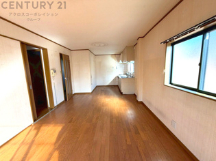 キッチン前のダイニングスペース。ダイニングセットを置いても十分な広さを確保。