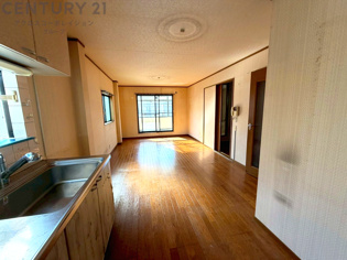 リビングダイニングは家族や友人とのコミュニケーションを楽しむ場所でくつろぎながら食事や会話を楽しめ、多目的に利用できリラックスできる空間です。家庭内の中心として機能し、快適な生活をサポートします。