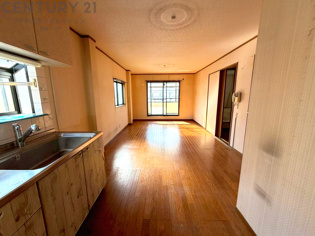 キッチン前のダイニングスペース。ダイニングセットを置いても十分な広さを確保。