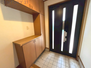 大きな玄関収納付きの玄関です　家族皆様の履物をしっかり収納できます