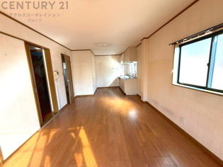 リビングダイニングは家族や友人とのコミュニケーションを楽しむ場所でくつろぎながら食事や会話を楽しめ、多目的に利用できリラックスできる空間です。家庭内の中心として機能し、快適な生活をサポートします。