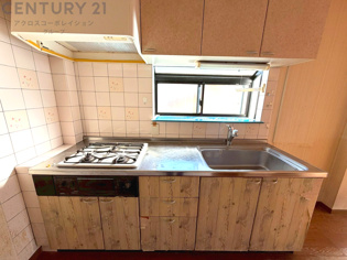 壁付けシステムキッチンはスペースの最大限の有効活用が可能で、動線がスムーズになり調理や準備が快適で効率的に行えます。収納スペースや吊り戸棚が設けられ、調理器具や食器類をスマートに収納できます。