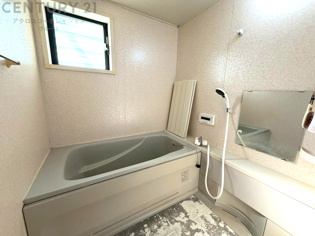 ユニットバスは省スペースでありながら、シンプルな設計と使いやすさを備え、簡便なメンテナンスが可能です。窓付きで換気にも便利です。またミラー・小物置き場もあり便利です。