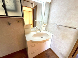 化粧品や洗顔料、歯ブラシなどの必需品をまとめて置ける収納スペースがあり、使用するたびに取り出す手間が省けます。また、水回りのため、濡れても大丈夫な素材が使用されており、お手入れが簡単です。