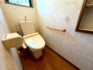 温水洗浄便座付トイレは温水洗浄機能により、暖かい水でおしりを洗浄することができ、冷たい水を使う従来の便座に比べ、温水洗浄機能で暖かいトイレを提供し、快適な使用を可能にします。