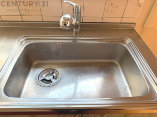 大きなシンクでお鍋などの大きな調理器具を洗う際にも便利です。