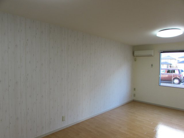 パークハイツA棟の居間・リビング|リビングはアクセントクロス使用