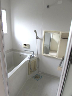 【浴室】 | パークハイツA棟 | 追い焚き機能浴室です。窓があります。