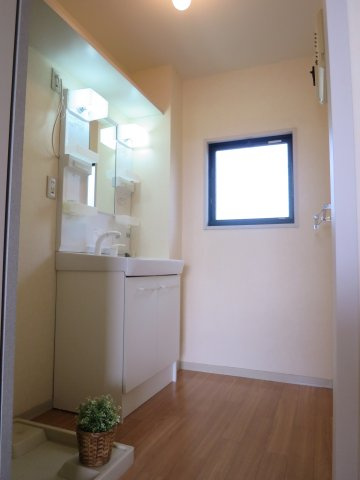 パークハイツA棟の独立洗面台|朝の身支度には欠かせない独立洗面化粧台