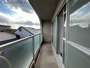 南向きバルコニーは日照が豊富で温暖な陽光を受けられ、植物の育成やリラックススペースとして活用可能です。洗濯物の乾燥が速く、快適な生活環境を提供。自然の光を取り込み、室内を明るくしてくれます。
