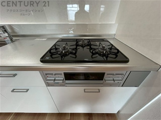 多数の調理器具を同時に使用でき、料理の効率化が可能。省エネで節約になり、様々な料理スタイルに適応できます。また、火力調整が独立しており、手入れや掃除もしやすく、今よりもっとお料理が楽しくなるかも。
