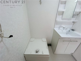 洗濯物の仕分け作業がしやすく、整理整頓が容易になります。洗濯音や湿気を他の部屋に持ち込まず、生活環境を快適に保ちます。上部を活用すれば収納スペースを確保でき洗剤や洗濯用品の整理もしやすくなります。
