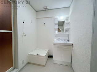 衣服の収納や脱ぎ着や整理整頓がしやすく、湿った衣類を乾燥させるスペースがありカビや臭いの発生を防ぎます。床の汚れを他の部屋に持ち込まず清潔を保つことができます。また快適な入浴環境の整備にも役立ちます。