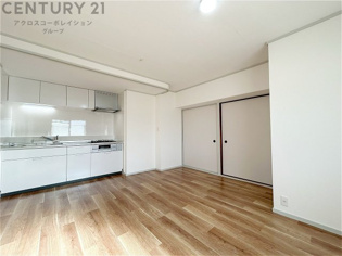 リビングダイニングは家族や友人とのコミュニケーションを楽しむ場所でくつろぎながら食事や会話を楽しめ、多目的に利用できリラックスできる空間です。家庭内の中心として機能し、快適な生活をサポートします。
