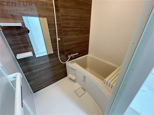 ユニットバスは省スペースでありながら、シンプルな設計と使いやすさを備え、簡便なメンテナンスが可能です。またミラー・小物置き場もあり便利です。
