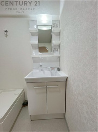 化粧品や洗顔料、歯ブラシなどの必需品をまとめて置ける収納スペースがあり、使用するたびに取り出す手間が省けます。また、水回りのため、濡れても大丈夫な素材が使用されており、お手入れが簡単です。
