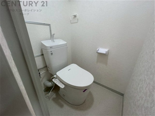 温水洗浄便座付トイレは温水洗浄機能により、暖かい水でおしりを洗浄することができ、冷たい水を使う従来の便座に比べ、温水洗浄機能で暖かいトイレを提供し、快適な使用を可能にします。

