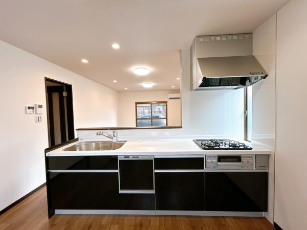 【キッチン】 | 仲介手数料無料！厚狭小学校に通えるリフォーム済み中古住宅　山陽小野田市山川 | 使い勝手の良いシステムキッチンで楽しくクッキング♪