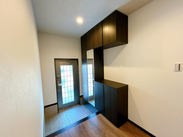 【玄関】 | 仲介手数料無料！厚狭小学校に通えるリフォーム済み中古住宅　山陽小野田市山川 | 落ち着いた玄関です