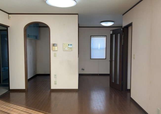 【居間・リビング】 | 直線タイプはLとDKを一直線に並べた形で対面キッチンのタイプです。一般的なのでよく見かけるかもしれません。直線タイプに似た直接アイランドタイプは、キッチンとダイニングの間に壁がない分広く感じられます。