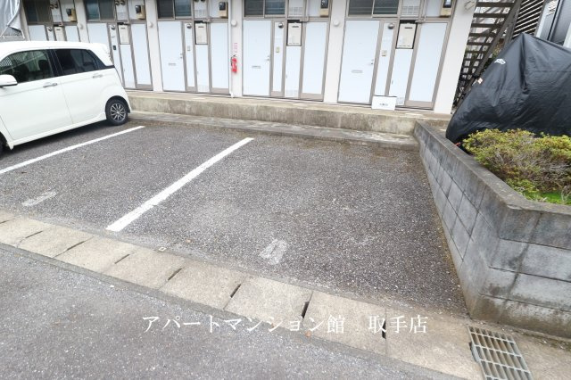 レオパレスグリーンハイツBの駐車場