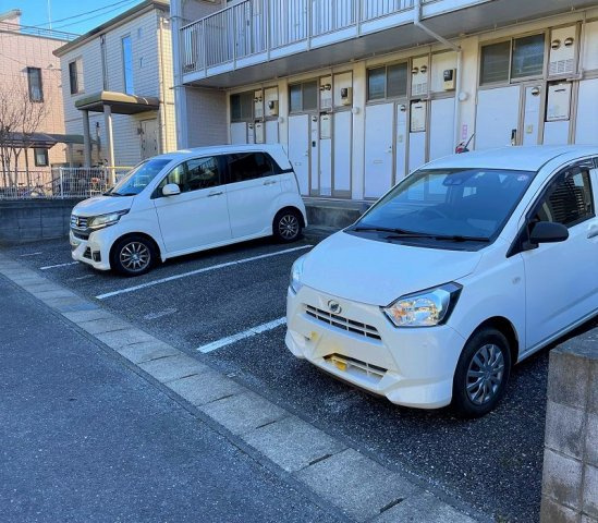 レオパレスグリーンハイツBの駐車場