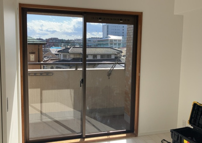 【中庭】 | 朝日八王子マンション | 中庭（パティオ）とは、一つの建築物の内部に設けられた、壁などで囲われている庭のことを指します。コの字型、ロの字型が主流ですが、L字型の中庭もあります。最近では、インテリア性の高さからも人気があります。