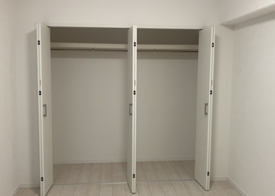 【エントランス】 | 朝日八王子マンション | マンションのエントランスには、もともと風よけや防犯の役割がありますが、マンションによって宅配ボックスなどの設備が備わっている所もあります。日々の生活をイメージしながら生活しやすさをチェックしましょう。