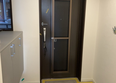 【ロビー】 | 朝日八王子マンション | ロビーというと、エントランスと何がちがうの？と思いますよね。実はロビーとエントランスには明確な決まりはありません。物件によっては、エントランスを入って広がるある程度の広さのある空間がロビーとなります。